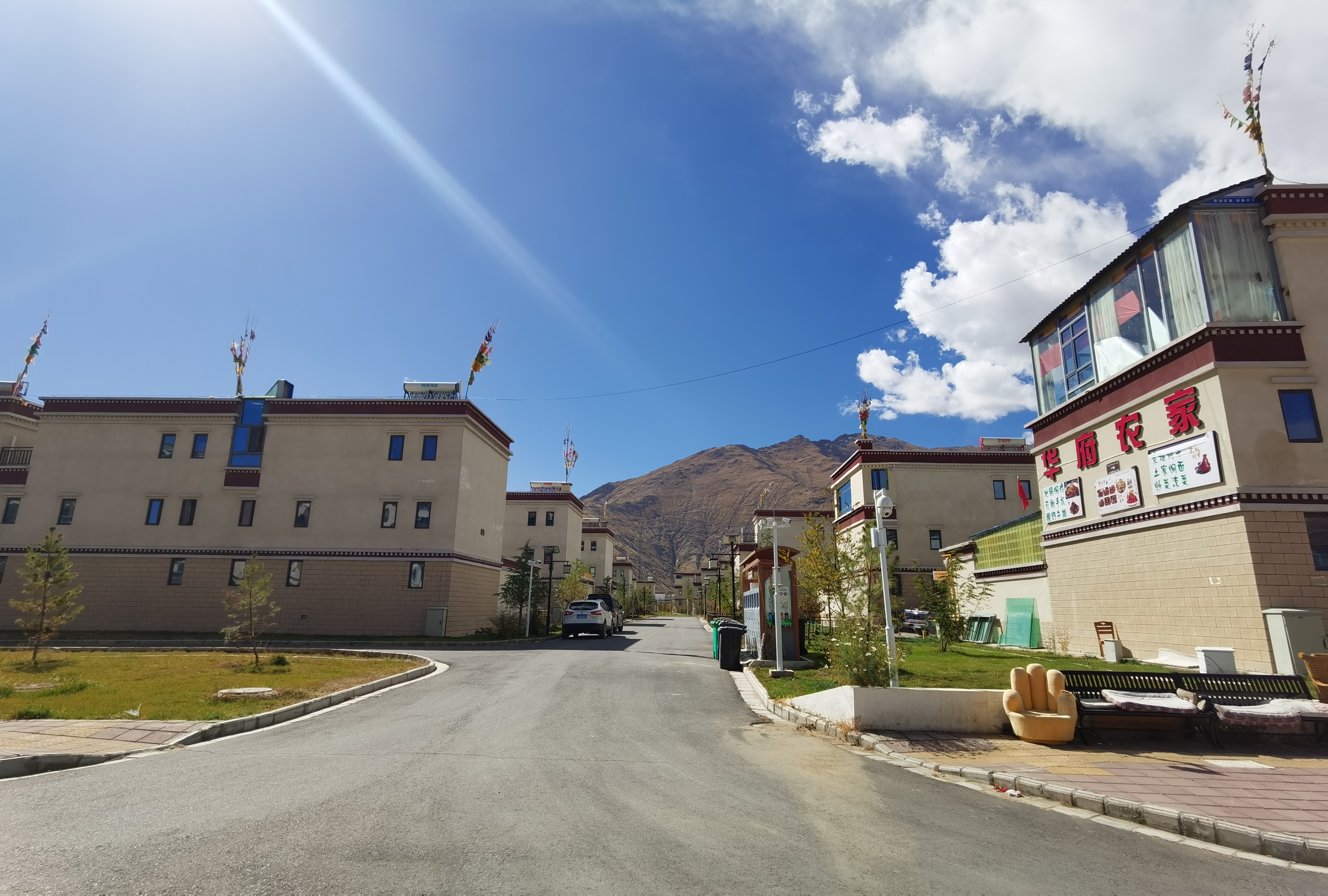 青藏铁路格拉段:从尘土飞扬到现代街区