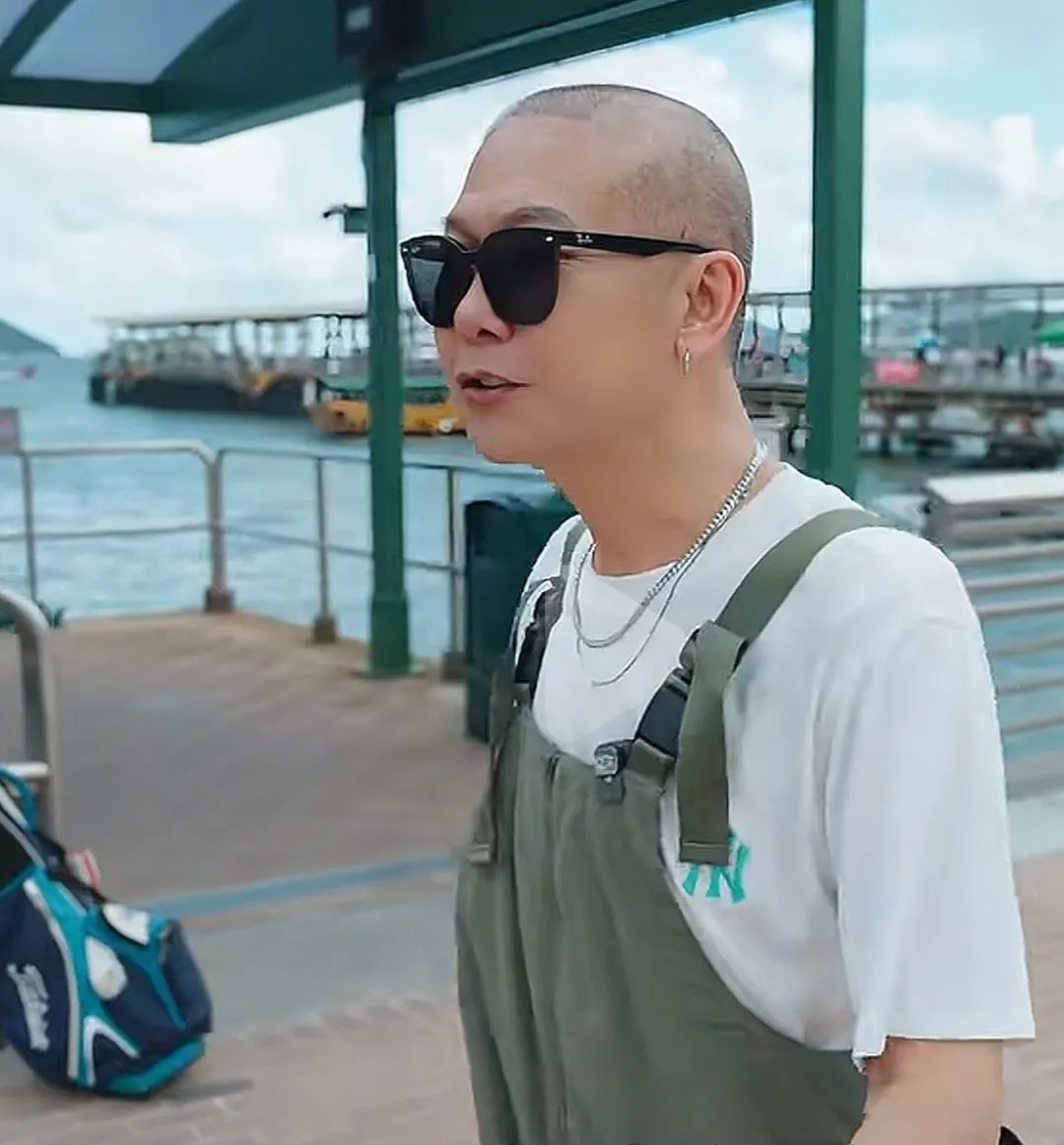 香港演员钱小豪回应剃光头：“没有生病，只是护理头发” ，目前已定居广东中山插图