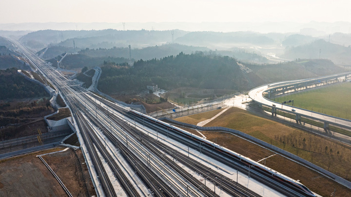 沪渝蓉沿江高铁武宜段开通运营