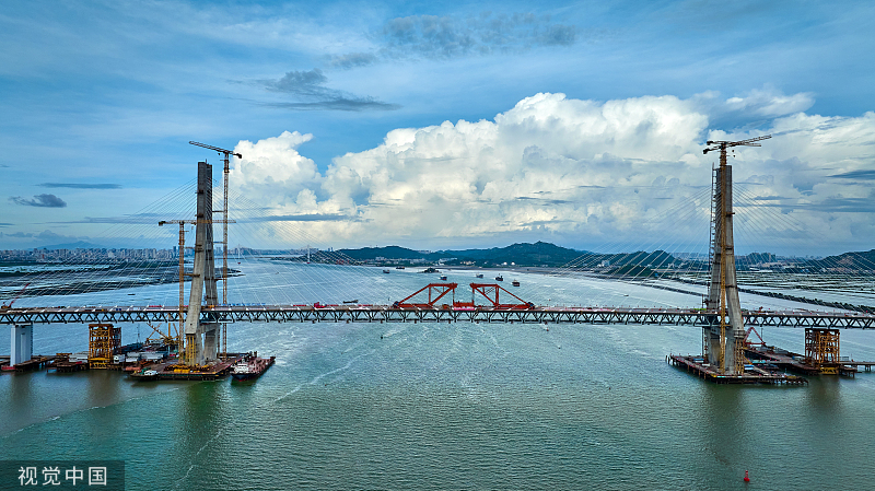 广东汕头牛田洋特大桥主桥成功合龙