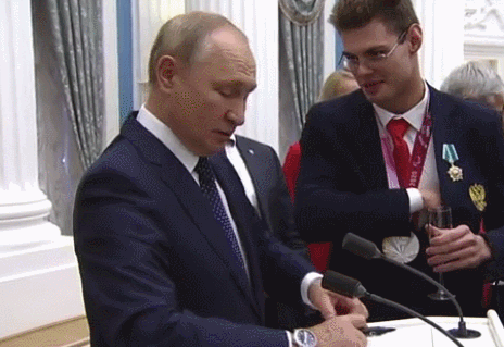 俄残奥会冠军请求普京在护照上签名 被幽默拒绝了