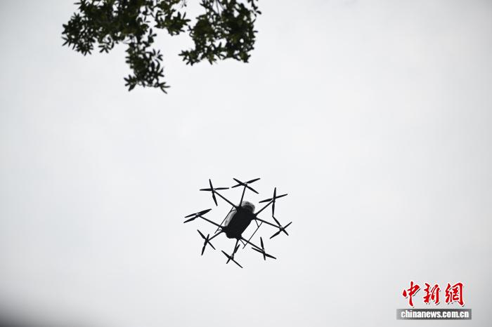 图为eVTOL低空飞行。中新社记者 于海洋 摄