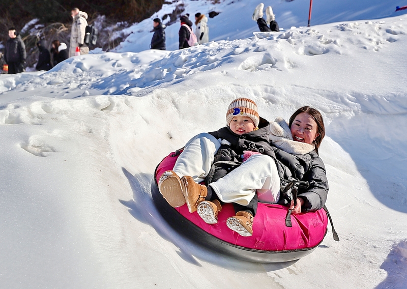 河北秦皇岛：畅玩冰雪