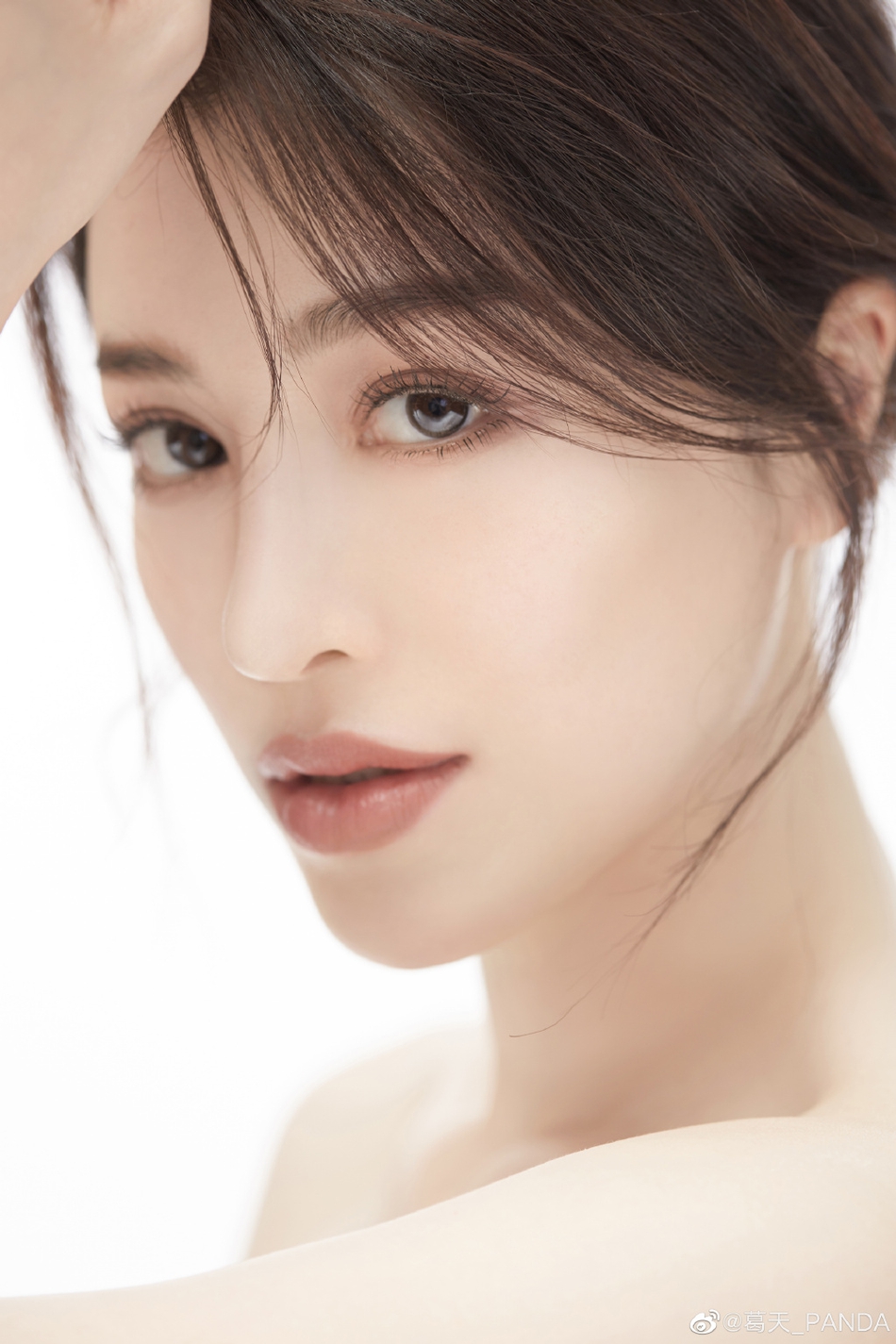 葛天晒美照气质清冷 双眸明亮又纯又欲