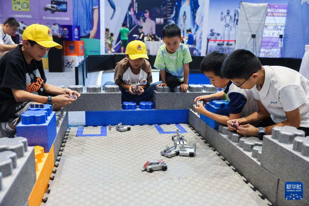 8月17日，孩子们在青少年科技嘉年华上参加“格斗车”游戏比赛。 8月15日至25日，首届乌镇青少年科技嘉年华在浙江省桐乡市乌镇举行。这场为期11天的科技盛宴，汇聚4万余名全球青少年科技爱好者，让千年水乡古镇成为连接当下与未来的“科技体验场”。 作为世界互联网大会永久举办地，乌镇此次联动互联网之光博览中心、互联网国际会展中心、世界互联网科技馆三大场馆，打造青少年科技嘉年华，推出“赛、学、玩”三大板块，通过举办全国青少年劳动技能与智能设计大赛、全国青少年信息素养大赛、全国青少年人工智能创新挑战赛，打造沉浸式体验的“未来实验室”，开设“全球科技灵感市集”等，为青少年搭建起展示智慧、激发创新、触摸未来的综合平台。 新华社记者 徐昱 摄