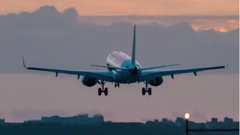 4年数百趟！加拿大男子涉嫌伪造证件冒充飞行员及空乘在美“蹭飞”免费航班，已被捕