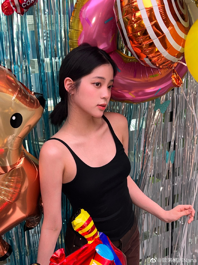 欧阳娜娜晒最新美照手拿气球甜美可爱