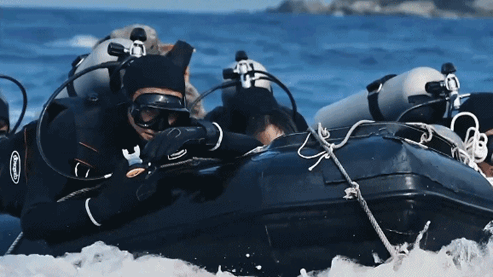 大场面！直击海、陆、空、火箭军联合登陆抢滩现场