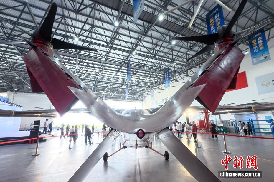 中新社记者 刘忠俊 摄 9月29日，面向低空出行的大型载人eVTOL（电动垂直起降飞行器）AE200-100首架机在四川成都正式下线。这标志着AE200-100首架机已完成机体大部段对接与核心机载系统安装工作，正式迈入适航取证冲刺与量产机型预生产阶段。图为下线的电动垂直起降飞行器AE200-100首架机尾部。