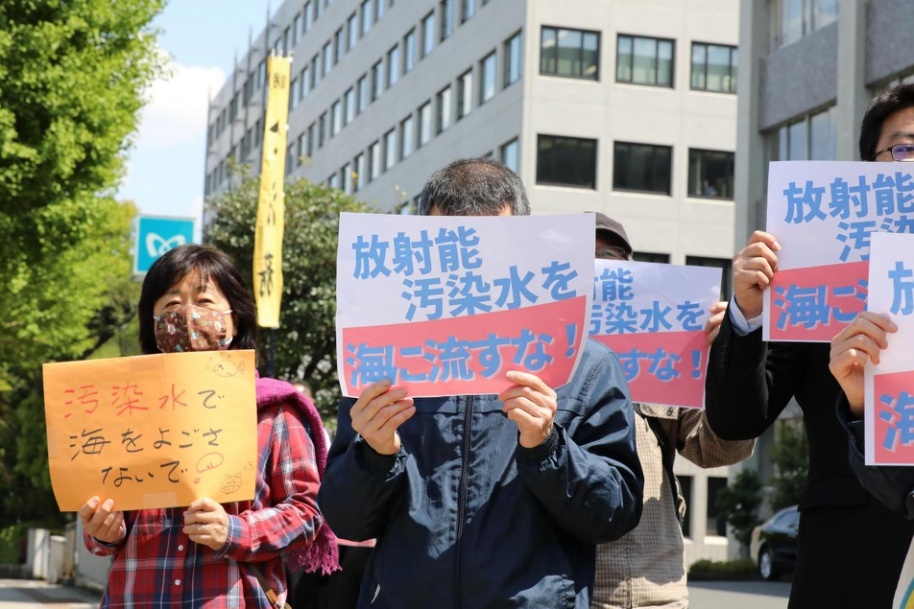 日本民众在首相官邸前集会 图源/人民日报客户端