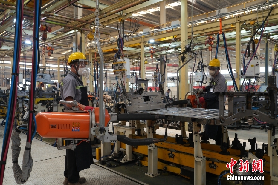 中新社发 毛建军 摄 5月25日，在山东日照永利新能源车业现代化工厂内，工人控制汽车级全冲压件高频点焊焊接底盘车架。该企业设计年产10万辆高尔夫球车项目，投资4.5亿元人民币，产品全部出口海外，属于“新三样”产品。
