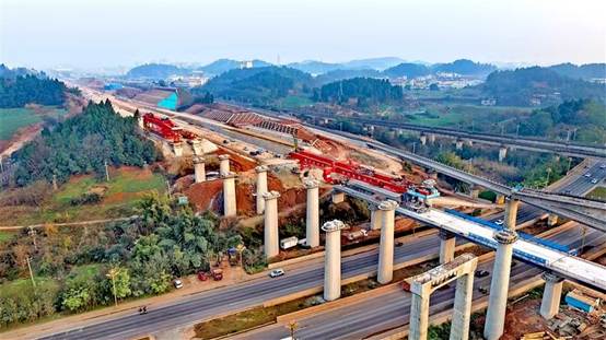 700吨箱梁平稳落位：成达万高速铁路5标段正线箱梁架设完成