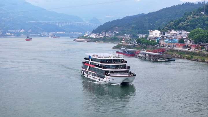 湖北宜昌：三峡第二代新能源智能游船成功首航