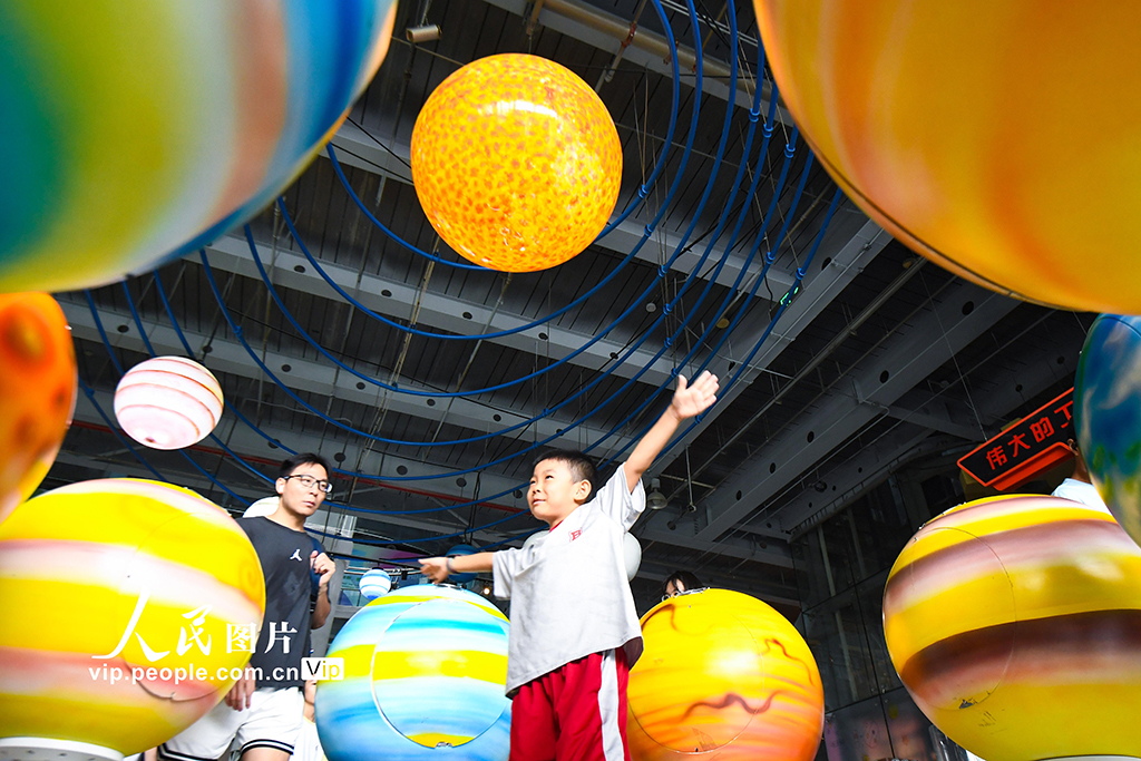 江苏南京：科技馆里乐享假期【2】 暑假期间，江苏南京许多小朋友来到市内的各大科技展馆，学习科技知识，丰富暑假生活。杨素平摄（人民图片网）