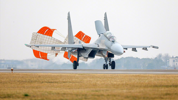 太帅了！歼16战机硬核训练照上新