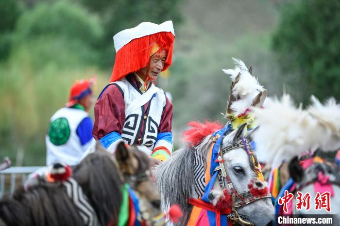 西藏民众赛马欢度"望果节"