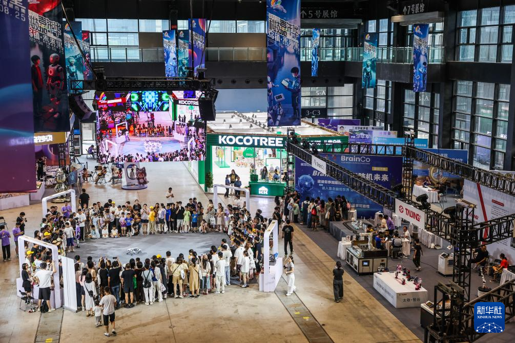 8月17日拍摄的乌镇青少年科技嘉年华现场。 8月15日至25日，首届乌镇青少年科技嘉年华在浙江省桐乡市乌镇举行。这场为期11天的科技盛宴，汇聚4万余名全球青少年科技爱好者，让千年水乡古镇成为连接当下与未来的“科技体验场”。 作为世界互联网大会永久举办地，乌镇此次联动互联网之光博览中心、互联网国际会展中心、世界互联网科技馆三大场馆，打造青少年科技嘉年华，推出“赛、学、玩”三大板块，通过举办全国青少年劳动技能与智能设计大赛、全国青少年信息素养大赛、全国青少年人工智能创新挑战赛，打造沉浸式体验的“未来实验室”，开设“全球科技灵感市集”等，为青少年搭建起展示智慧、激发创新、触摸未来的综合平台。 新华社记者 徐昱 摄