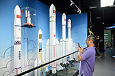 浙江杭州：航空航天科普展吸引民众
