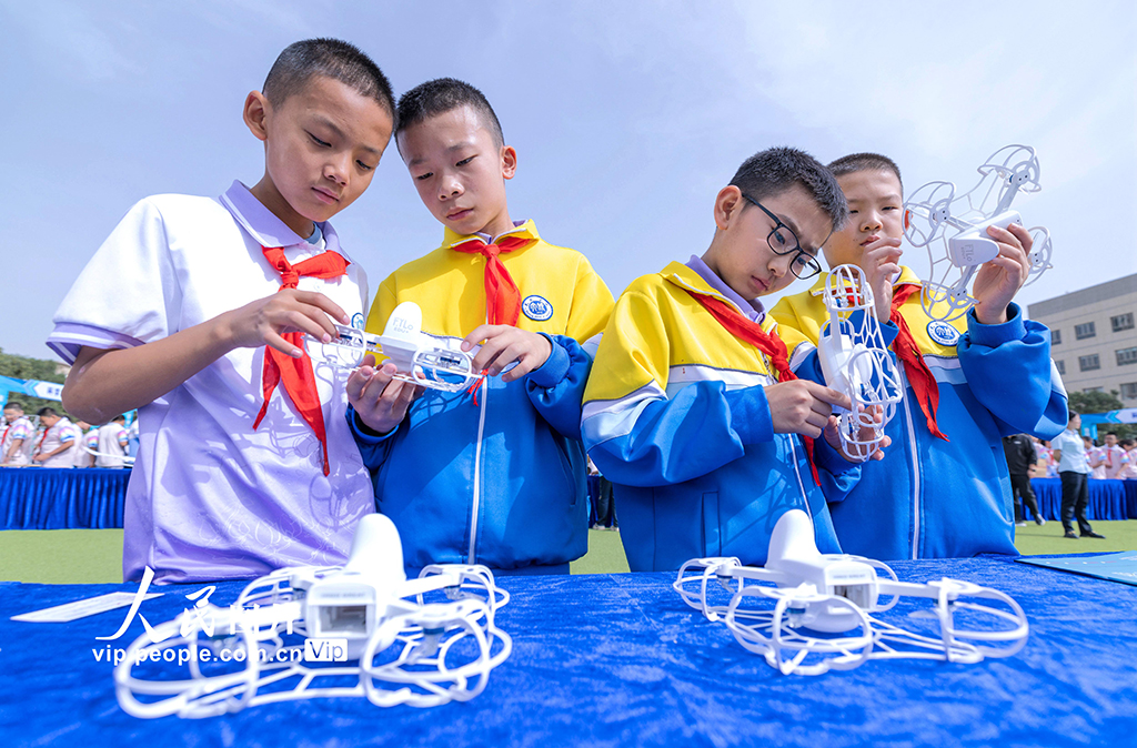 9月2日，以“科技改变生活，创新赢得未来”为主题的2025年张掖市“全国首个科普月”暨“科学集市”活动，在甘肃省张掖育才中学开展，来自全市12所中小学、幼儿园的1000多名师生参加，学生们通过参与形式多样的科学互动体验，感受科技魅力。杨潇摄（人民图片网）