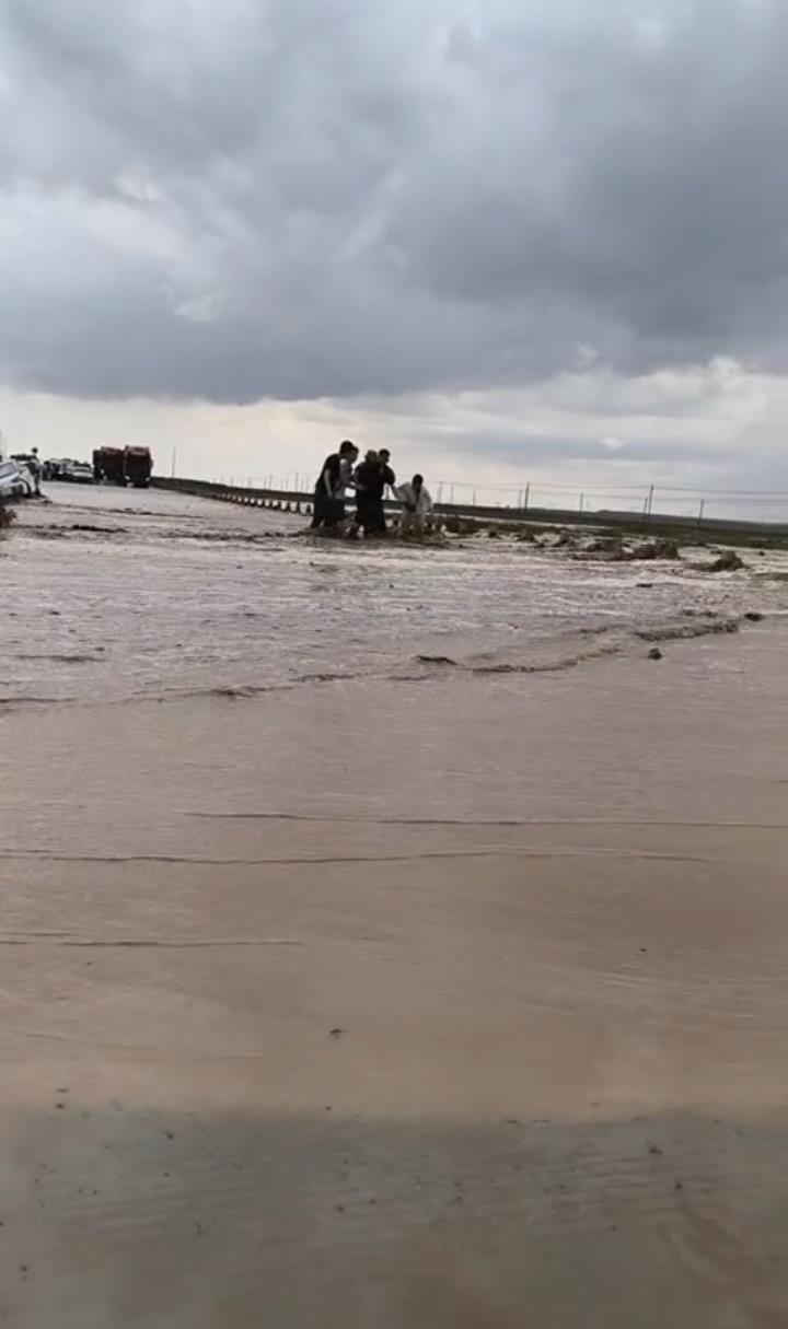 内蒙古一地洪水淹没公路两车被困，众人穿过急流接力救出一位老人插图