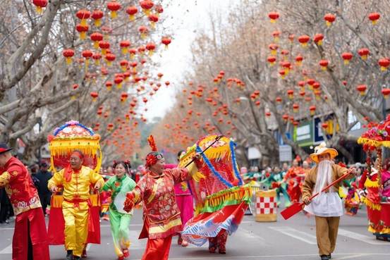 资阳：龙狮跃、焰火燃，万人空巷找回“久违的年味”