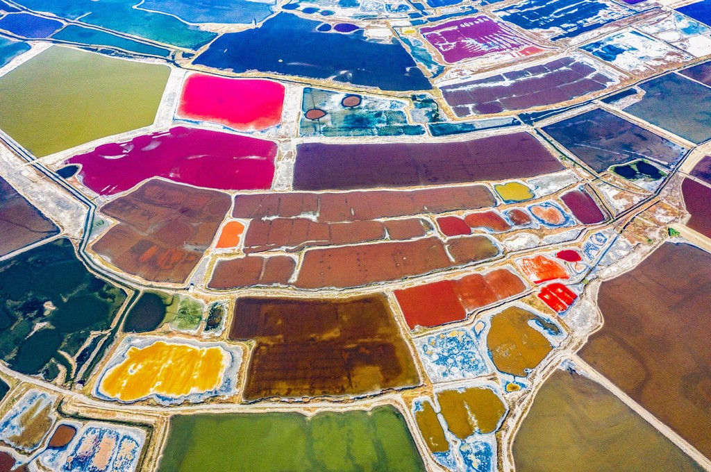 山西运城:七彩盐湖美如调色板