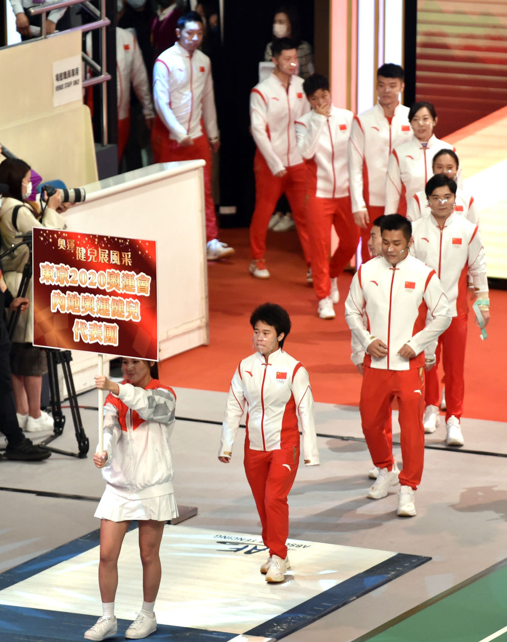 包括乒乓球运动员马龙,许昕,击剑运动员孙一文在内的11名运动员,教练