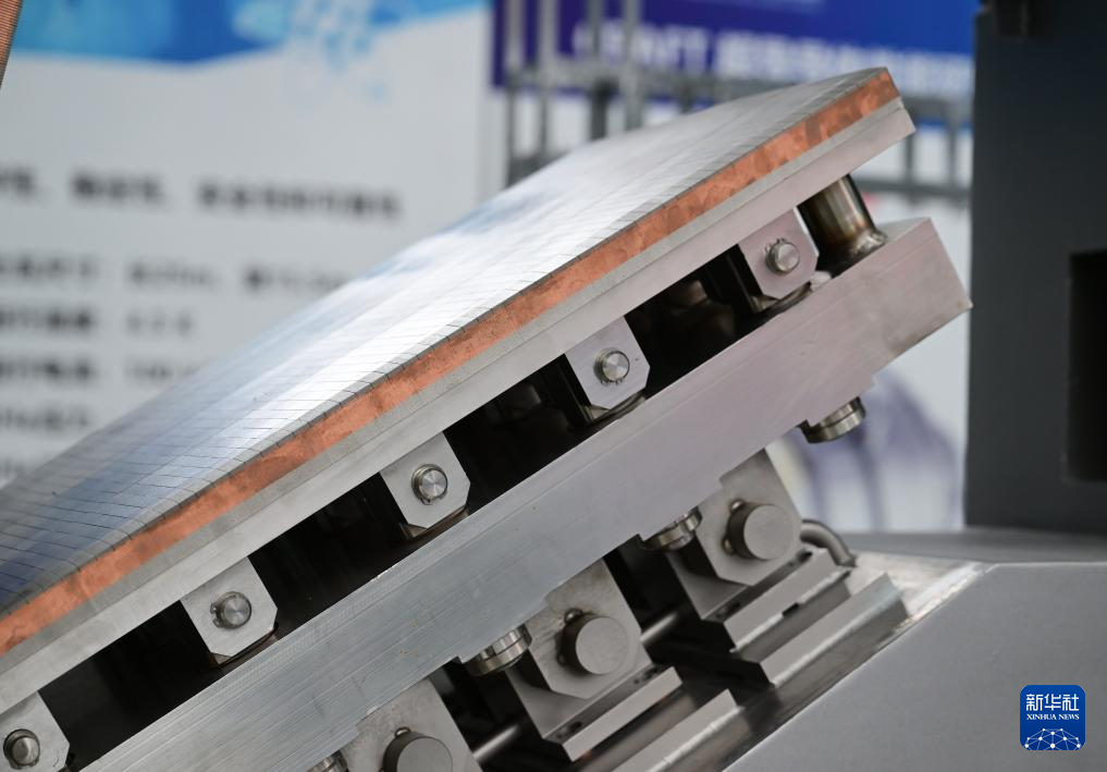 10月13日拍摄的聚变堆主机关键系统综合研究设施“夸父”（CRAFT）偏滤器原型部件。 10月13日上午，聚变堆主机关键系统综合研究设施“夸父”（CRAFT）取得重要进展——偏滤器原型部件顺利通过专家组测试与验收。 测试结果显示，该部件稳态热负荷能力达到20兆瓦/平方米，靶板面向等离子体表面邻接误差小于1毫米，标志着我国自主设计的国际尺寸最大、热负荷最高的偏滤器原型部件研制成功。 新华社记者 周牧 摄pagebreak