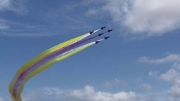 中国空军八一飞行表演队在新加坡进行适应性训练