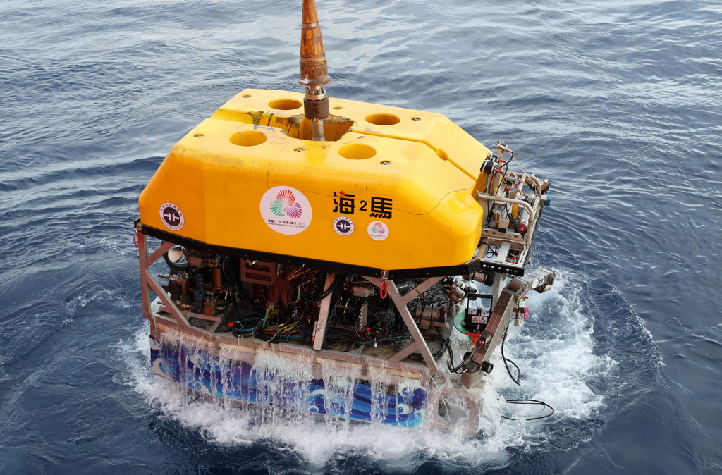 采集“源火”后，“海马”号深海遥控潜水器从海底返回，浮出水面（9月18日摄）。 10月9日，第十五届全国运动会、全国第十二届残疾人运动会暨第九届特殊奥林匹克运动会火种采集仪式在广州举行。全运圣火“源火”来自南海1500多米深海底，通过引燃可燃冰的方式获取。 9月18日，在南海北部海域，我国自主研发的“海马”号深海遥控潜水器（ROV）搭载“可燃冰原位采集分解及引燃装置”下潜到1500多米深海底，科研人员远程操控采集可燃冰，并降压使其分解，产生的甲烷气体即为“源火”气源。随后，科考船甲板面的太阳能光伏装置发电并传输到海底，引燃气源获取“源火”。“海马”号携带燃烧的“源火”返回科考船甲板面后，科研人员将“源火”转移至“源火”盒，“源火”采集成功。新华社记者 卢汉欣 摄