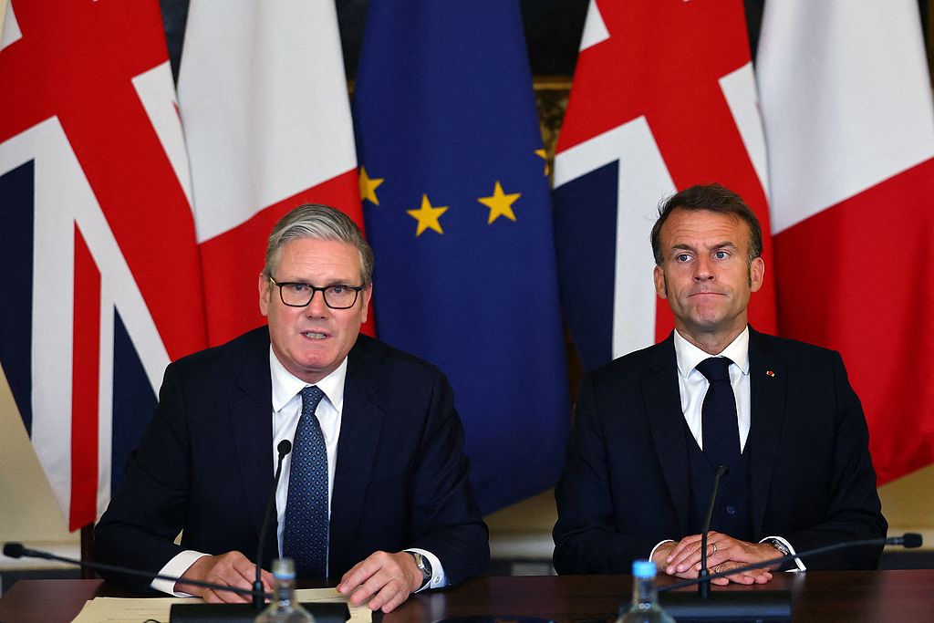 斯塔默与马克龙共同宣布在英法峰会上深化防务合作与探讨联合核威慑策略