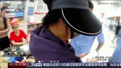 女子蒙面买3.3万元购物卡行迹可疑，店员悄悄报警，引出诈骗案插图2