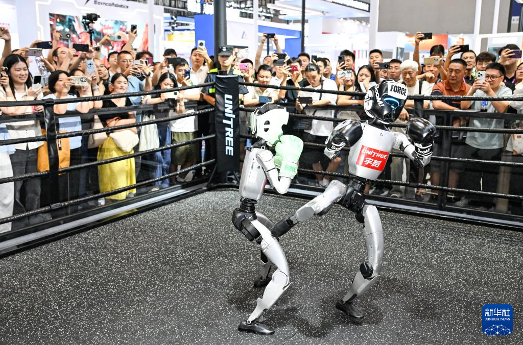 9月5日，观众在2025世界智能产业博览会上观看人形机器人拳击比赛。 9月5日至8日，2025世界智能产业博览会在重庆举行。众多人形机器人在智博会上亮相，为观众带来不少乐趣。 新华社记者 王全超 摄pagebreak