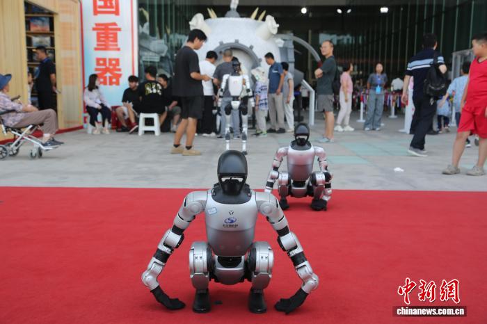 图为展览现场机器人表演。甘肃科技馆供图
