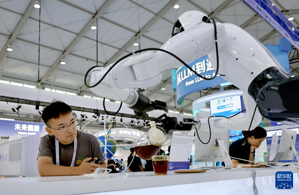 9月10日，参观者观看机器人演示饮品服务。 9月10日至9月13日，2025Inclusion·外滩大会在上海黄浦世博园区举行。本届外滩大会除开幕主论坛、开放见解论坛和AI科创系列赛事等活动外，还有近200家科技企业携超30项科技新品在科技主题展亮相，与会者还能在大会设置的机器人小镇和科技集市上，领略人工智能领域的前沿科技。 新华社记者 方喆 摄pagebreak