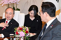 孙正义描述超级人工智能未来，李在明笑着回应