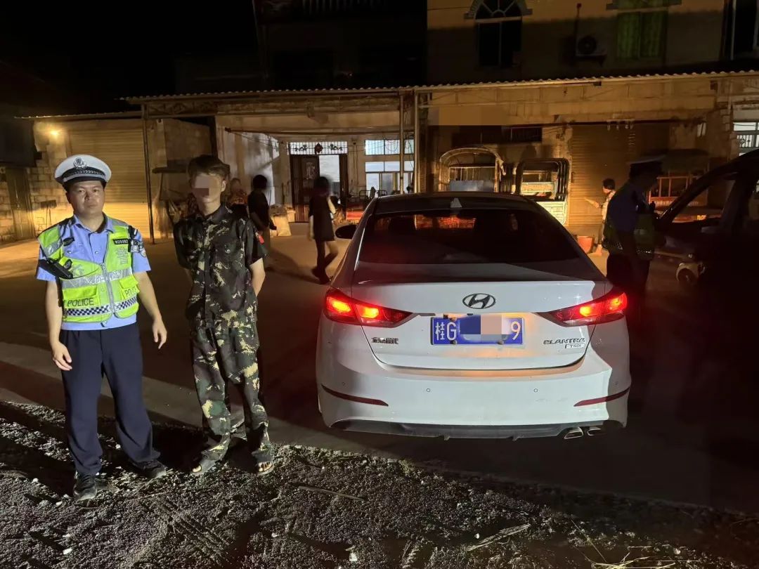 16岁少年无证开车上路，车上竟还载着两娃！插图1