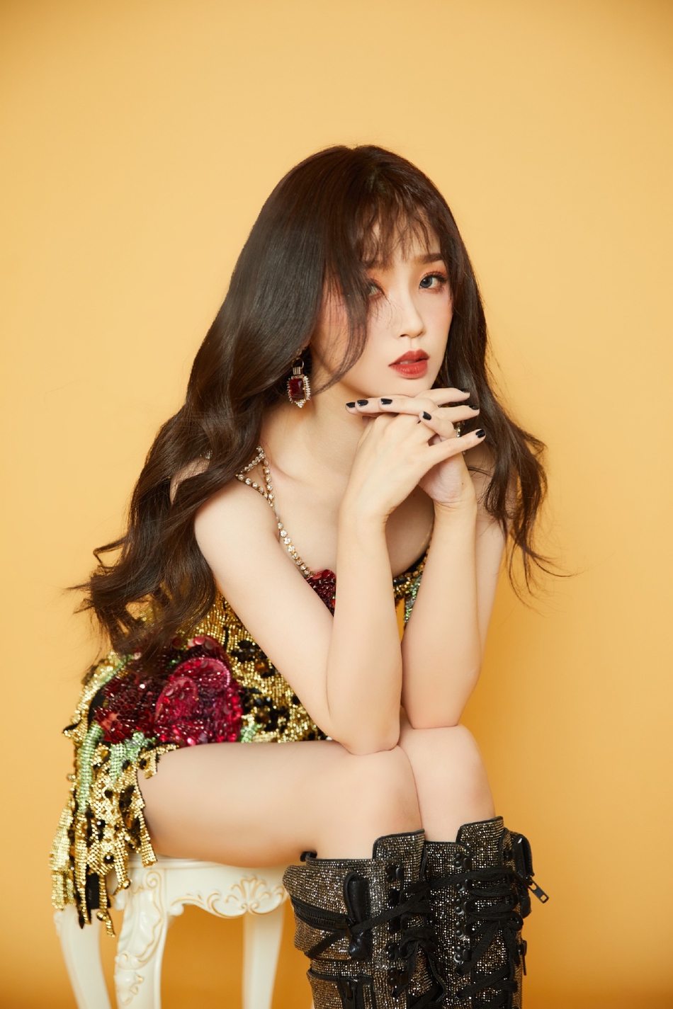 虞书欣身着短裙  春季感十足!