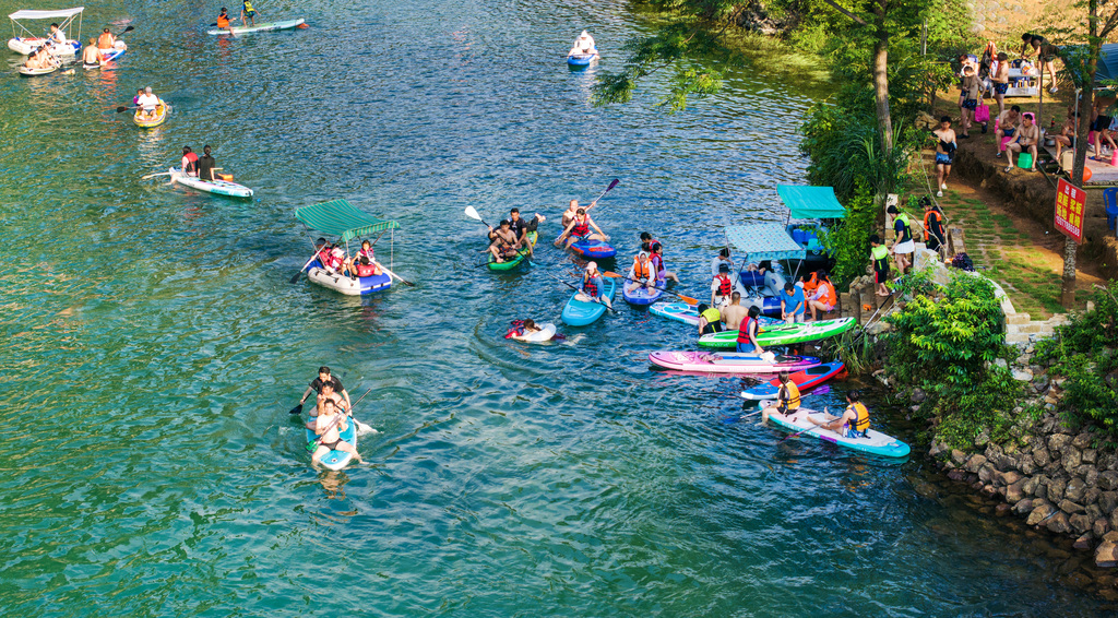 广西都安：夏日戏水享清凉