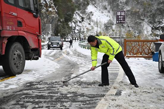 重庆城口公安：积极应对降雪天气 全力保障道路通行