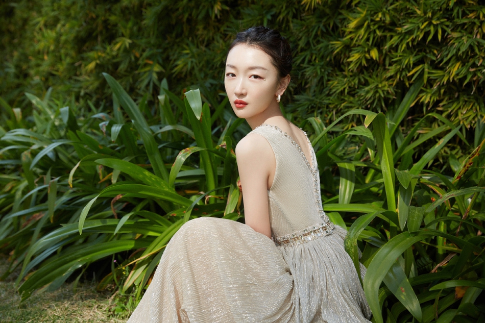 周冬雨穿香槟色深v礼服 大秀身材气质满分