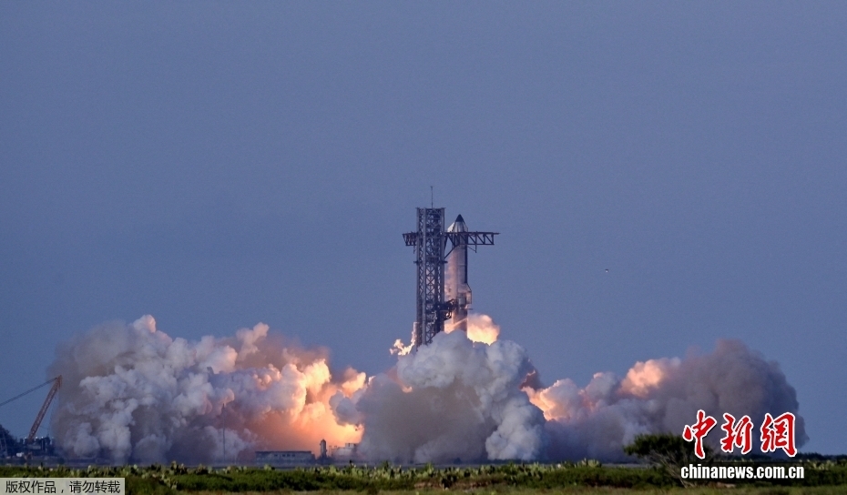 当地时间8月26日18时30分，美国太空探索技术公司(SpaceX)新一代重型运载火箭“星舰”从得克萨斯州发射升空，实施第十次试飞。此次任务重点目标包括让飞船部署模拟卫星、在太空中进行发动机重新点火测试等。据此前报道，“星舰”原计划24日从位于美国得克萨斯州南部的基地发射，但发射前宣布因地面系统故障取消。25日，“星舰”第十次试飞在倒计时40秒时，因天气原因再次取消了试飞尝试。