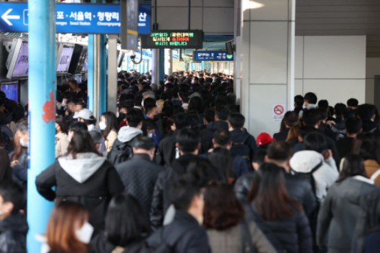 7日早高峰时段，首尔地铁1号线相关车站内情况。 图自韩媒