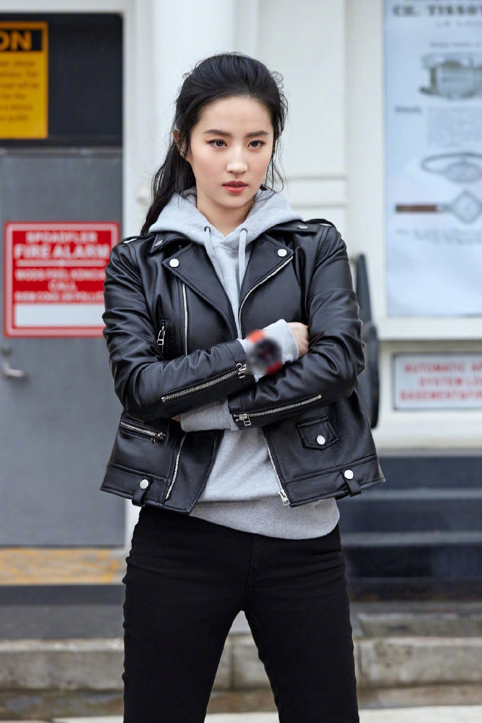 刘亦菲最新街拍造型 酷帅有型!