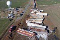 美国一货运列车发生事故，约30节车厢出轨