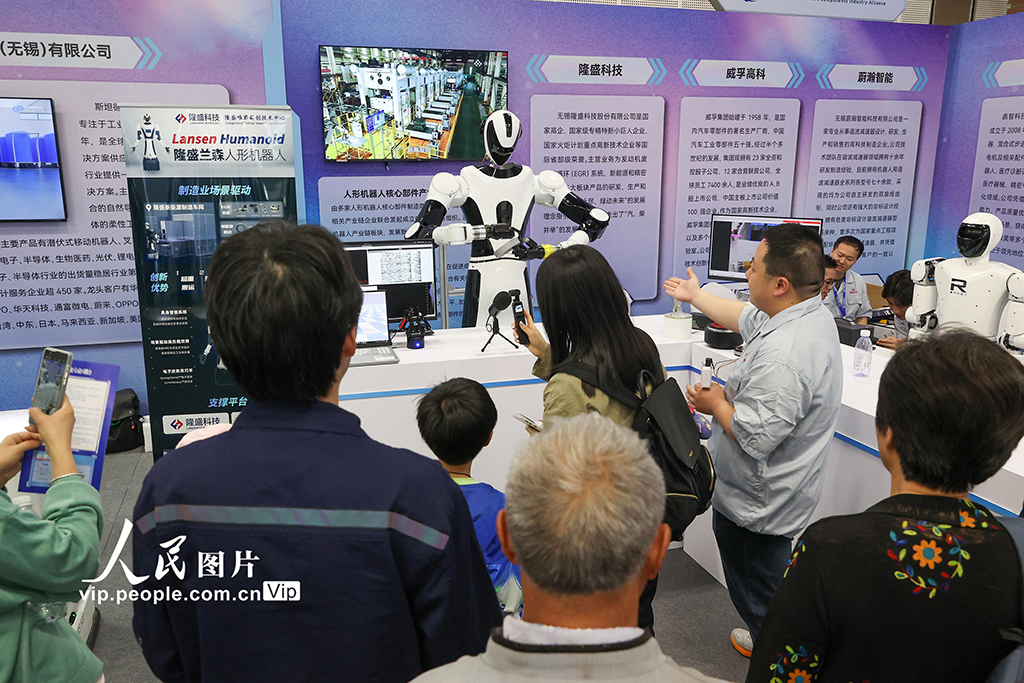 2025年4月25日，由中国电子学会主办的首届具身智能机器人运动会在江苏省无锡市盛大举行，超过150台具身智能机器人参与此次赛事。 本次运动会围绕竞技赛与应用赛两大板块展开，共设置了竞速跑、越野跑、足球、篮球、舞蹈、格斗、搬运、智能抓取、室内救援、创新场景应用这10个大项。运动会将评选出技术类、互动类、场景类、设计类这4大类奖项，全方位展现具身智能机器人领域的技术突破成果以及应用落地成效。朱吉鹏摄（人民图片网）