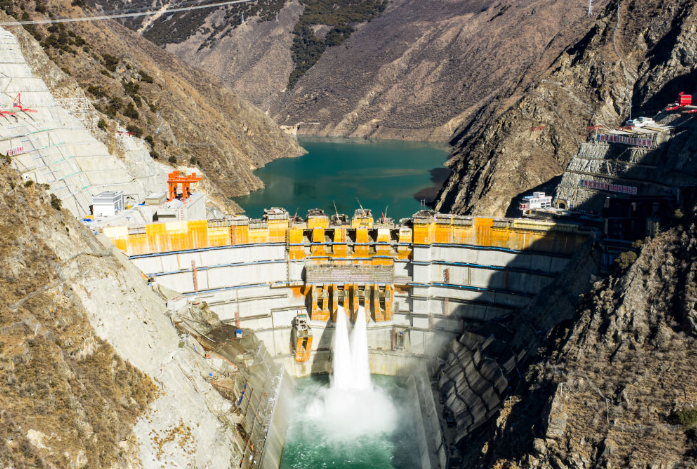 我国海拔最高双曲拱坝电站——叶巴滩水电站首台机组正式投入发电运行