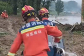 消防员徒步进滦平西沟村