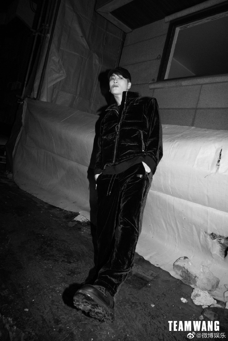 王嘉尔黑白大片  时尚个性