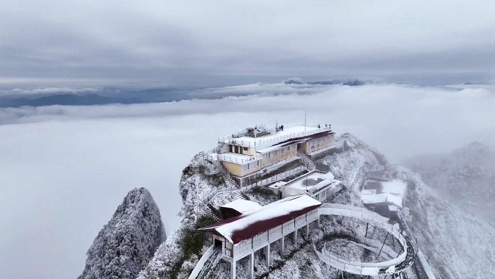 四川万源,日前,当地迎来了2022年冬天的首场降雪,雪后的八台山漫山